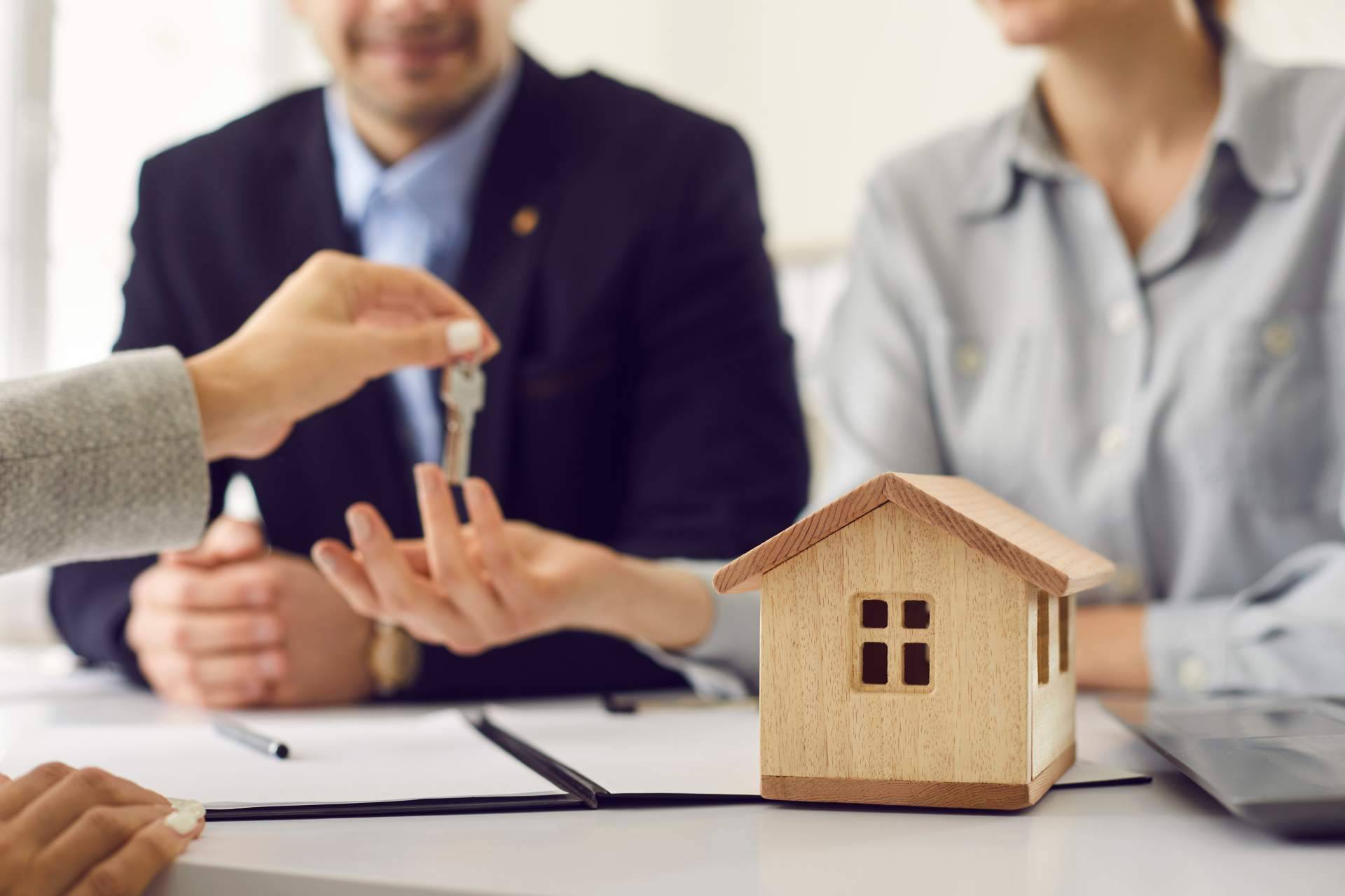 ¿Cuáles son los beneficios de contar con un asesor inmobiliario?, con Piso On