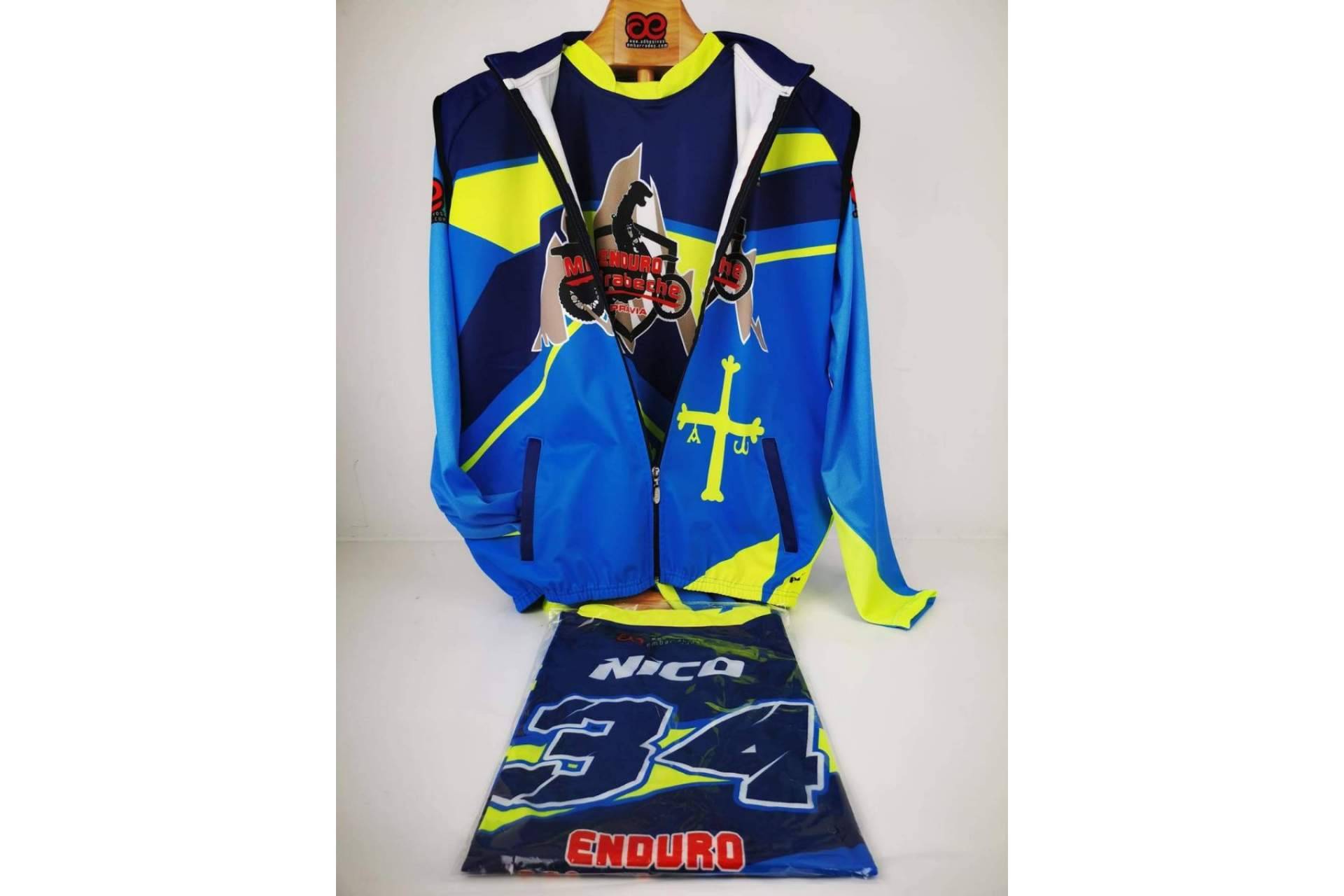 ADHESIVOSEMBARRADOS permite crear una imagen exclusiva con equipación de enduro y motocross personalizada