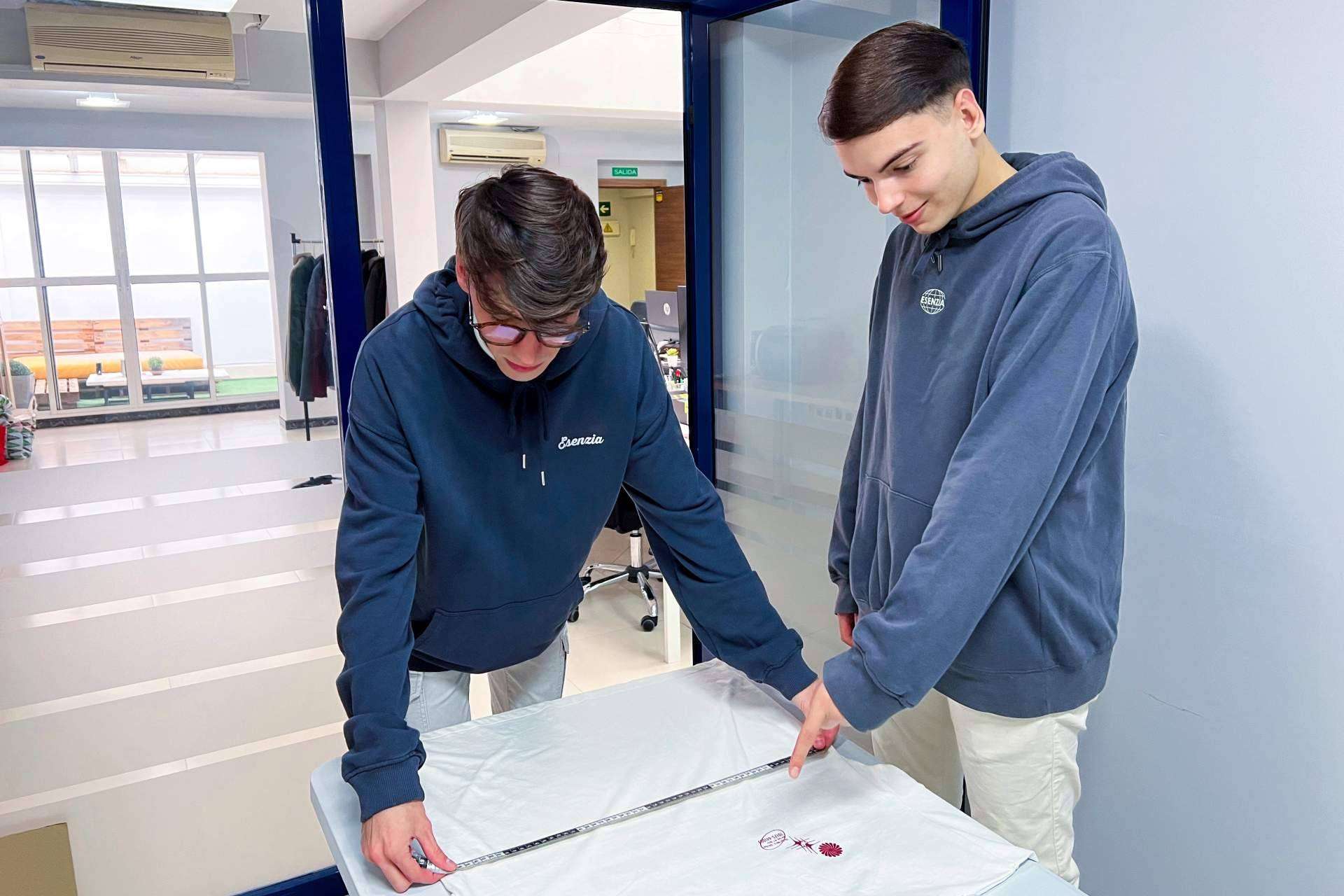 Esenzia, moda joven creada por jóvenes emprendedores