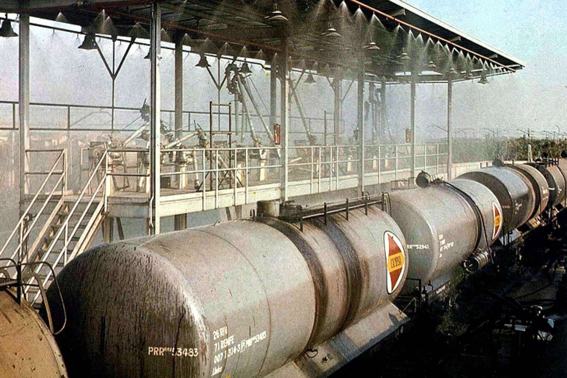 Se restaura un histórico vagón cisterna de CAMPSA por la Fundación del Patrimonio Ferroviario