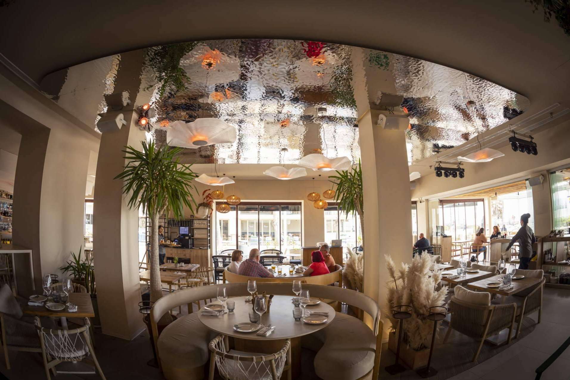 Cerca de la playa de Las Arenas, el restaurante mediterráneo Sabbia by Gabbeach cuenta con un hotel de diseño único
