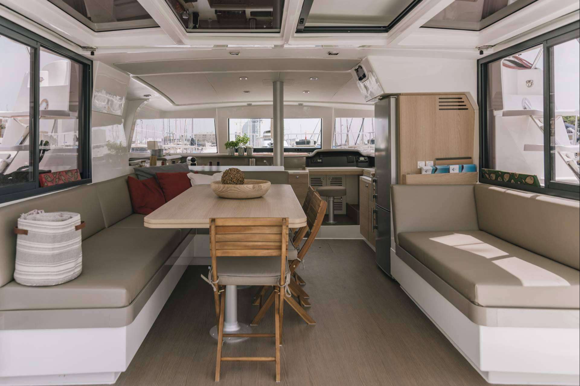 Disfrutar de un catamarán privado en Barcelona con Sondevela