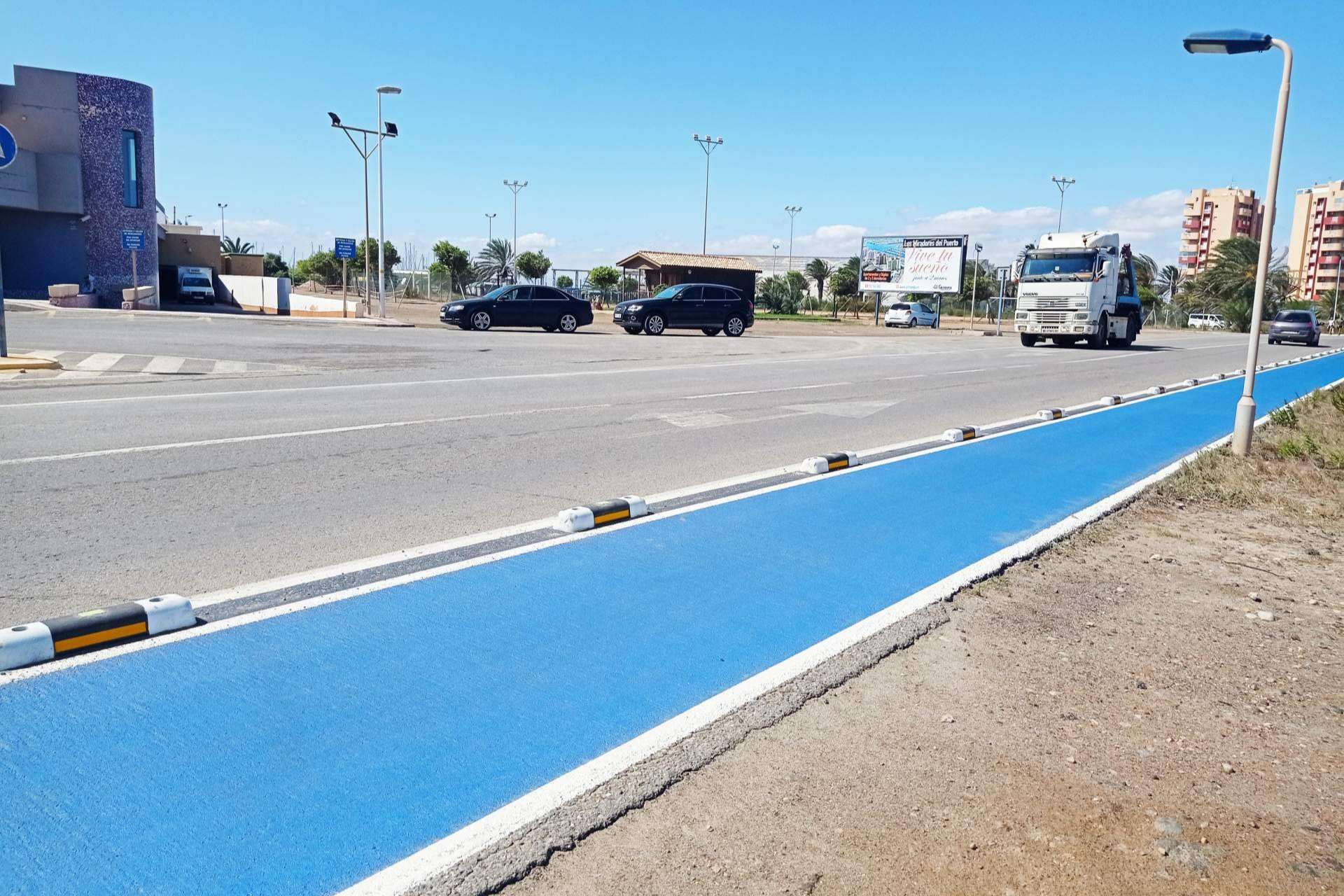 Suministro de carril bici fotoluminiscente para obra en Cartagena por Abadecom