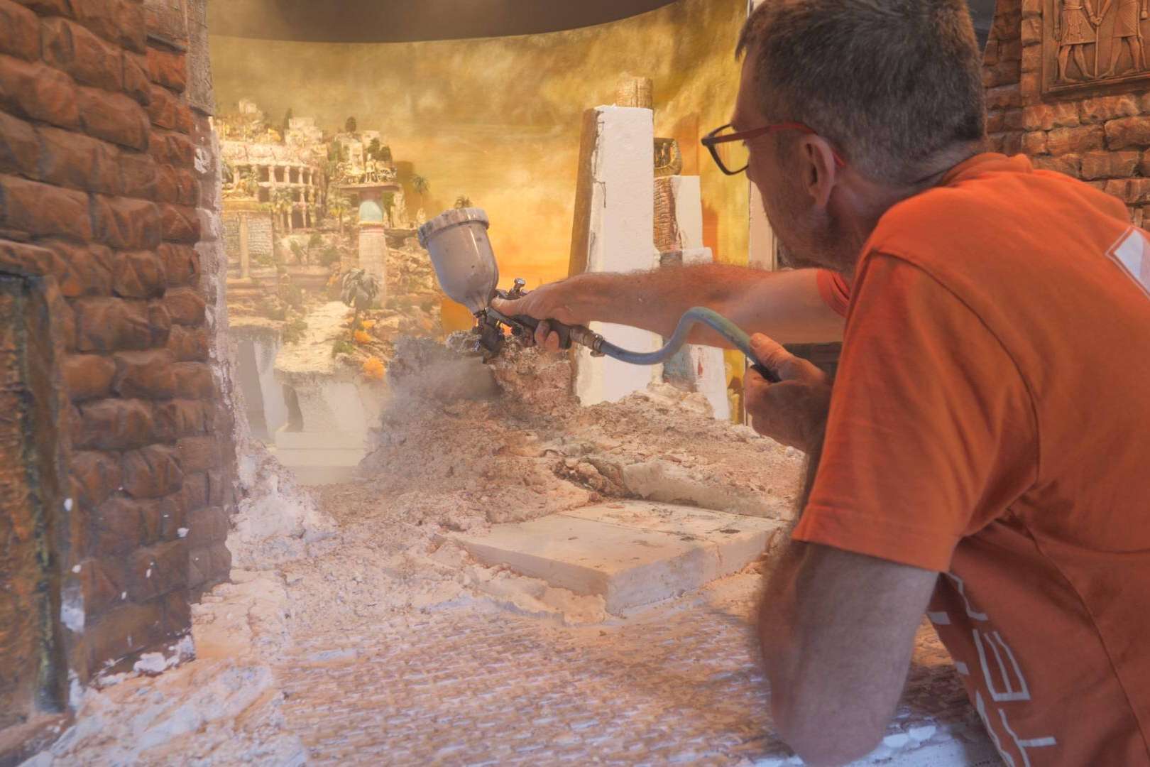 El canal de YouTube de Ramón Colomer muestra vídeos del proceso de construcción de sus dioramas de las 7 maravillas del mundo antiguo