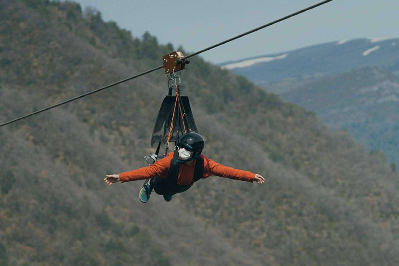 Tirarse por la tirolina más rápida del mundo y disfrutar del entorno con Tirolina Ordesa Pirineos