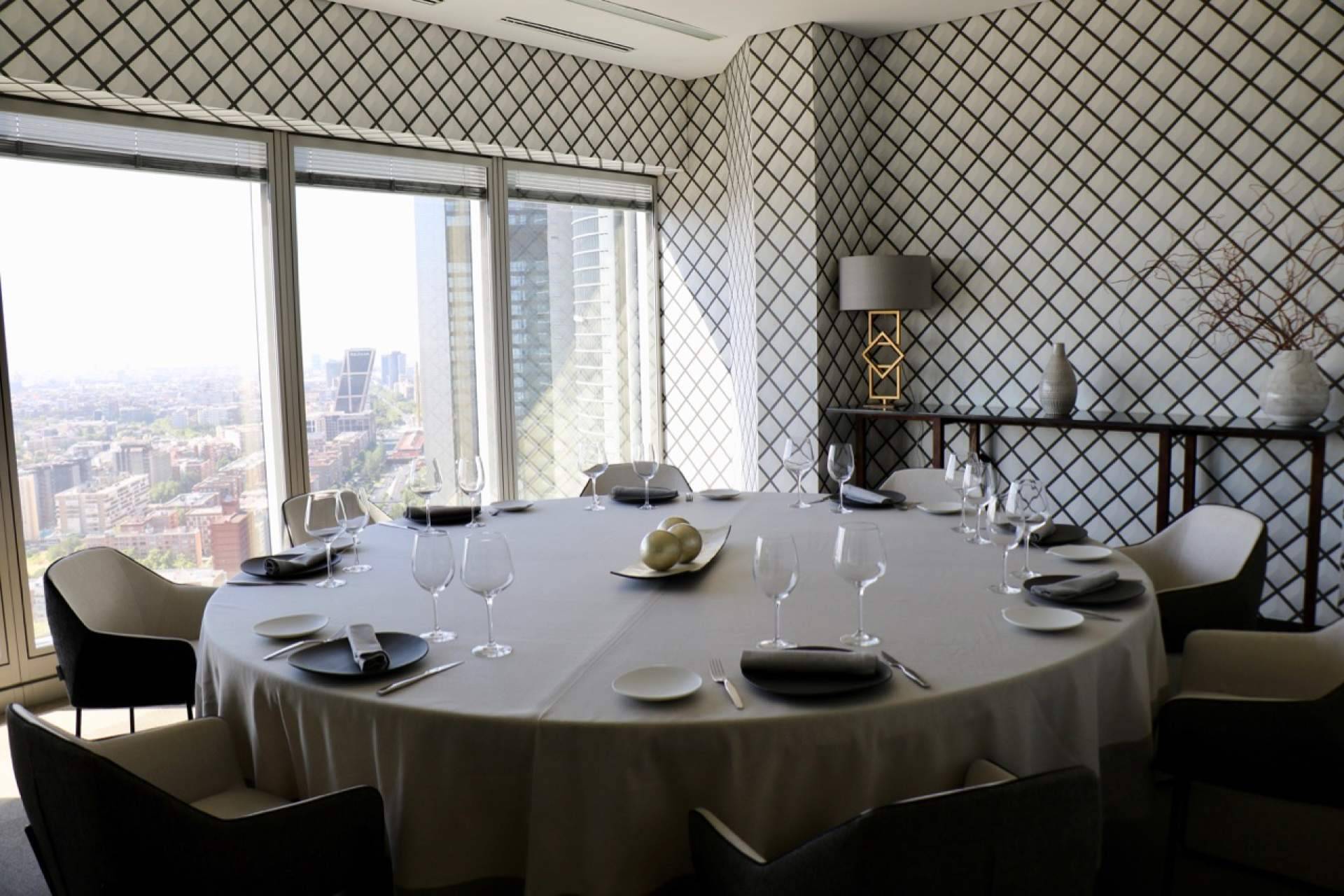 ÉLKAR es un restaurante situado a mucha altura de España que cumple un año