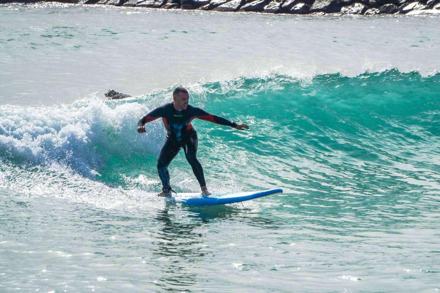 Eswell ofrece clases de surf en Barcelona