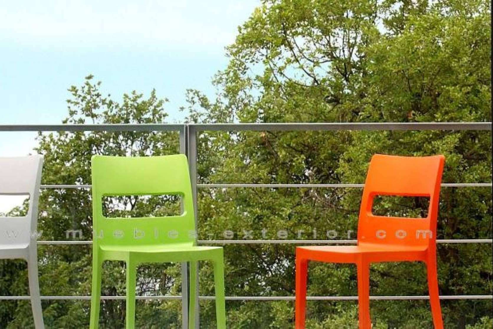 Sillas de resina, la solución estética y económica que ofrece Muebles-Hostelería