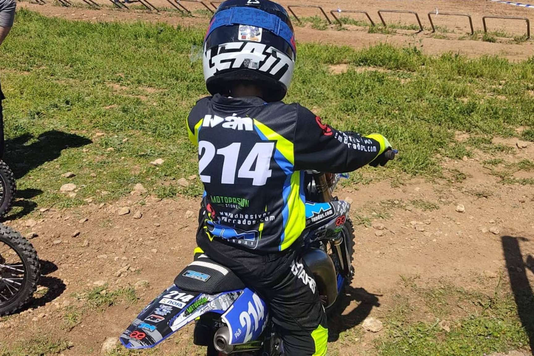 Equipación offroad personalizada, con ADHESIVOSEMBARRADOS