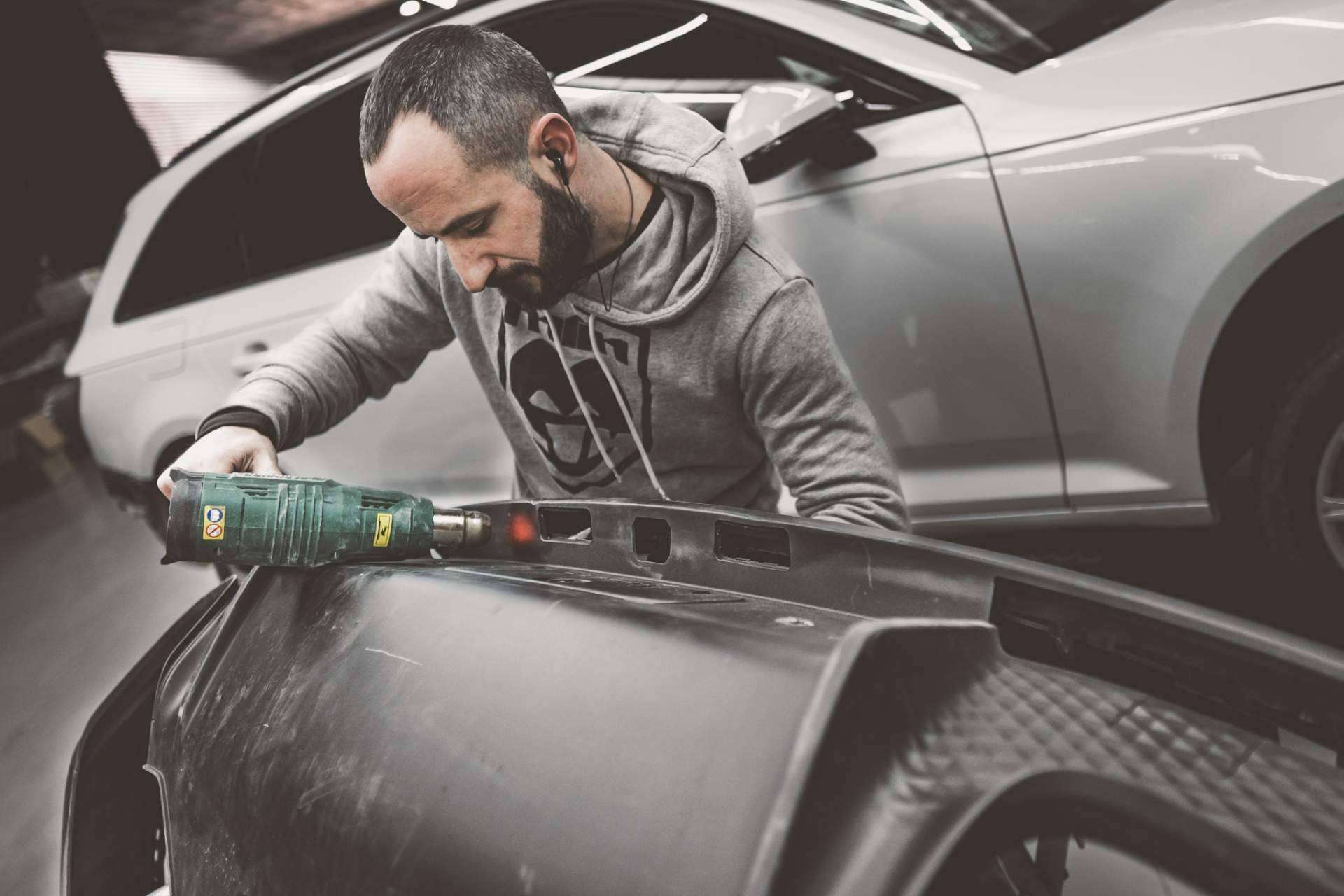 Mlin es el taller que proporciona servicios de reparación de plancha, pintura y carrocería
