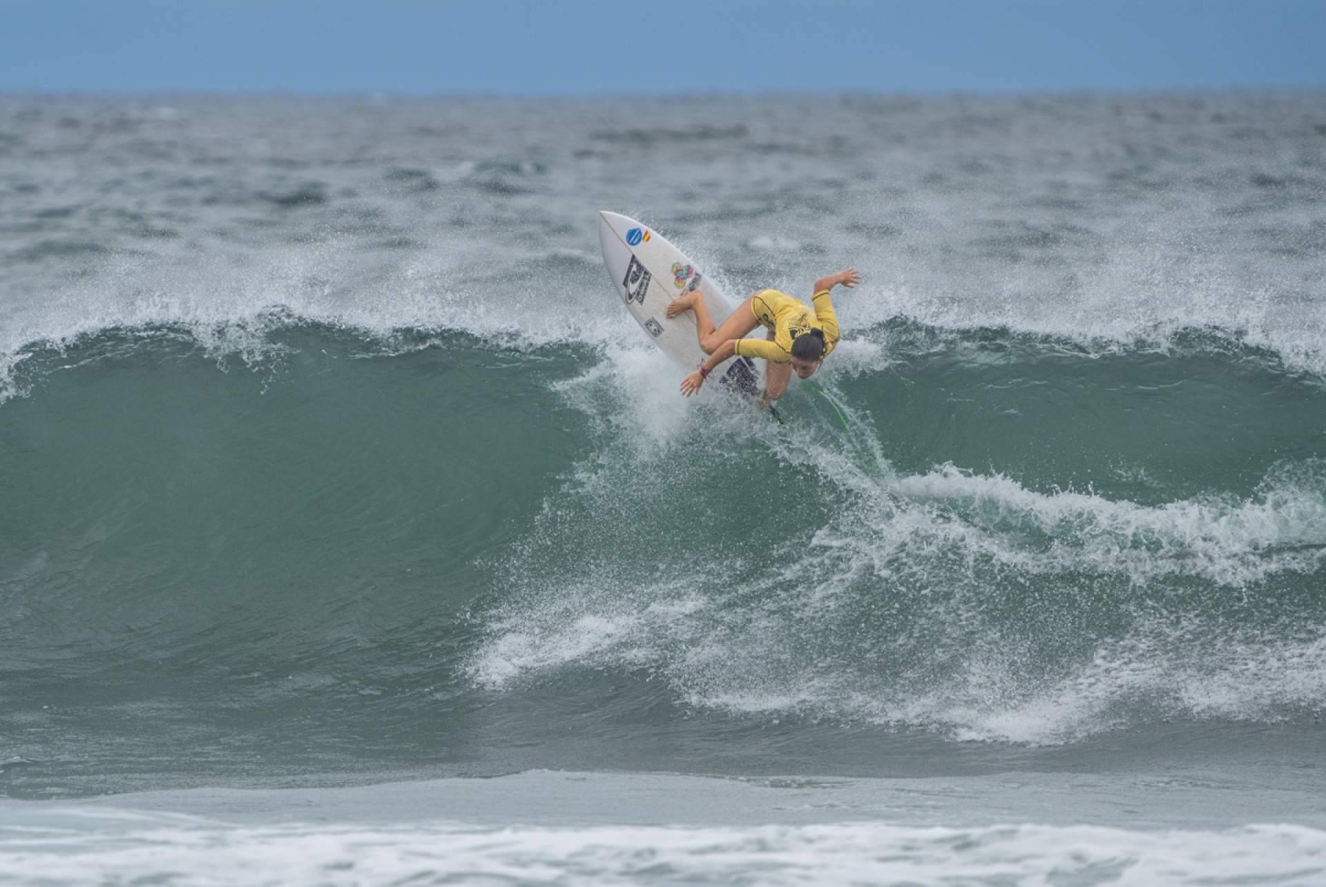 Bioksan esponsoriza a Lucía Machado, surfista española de élite
