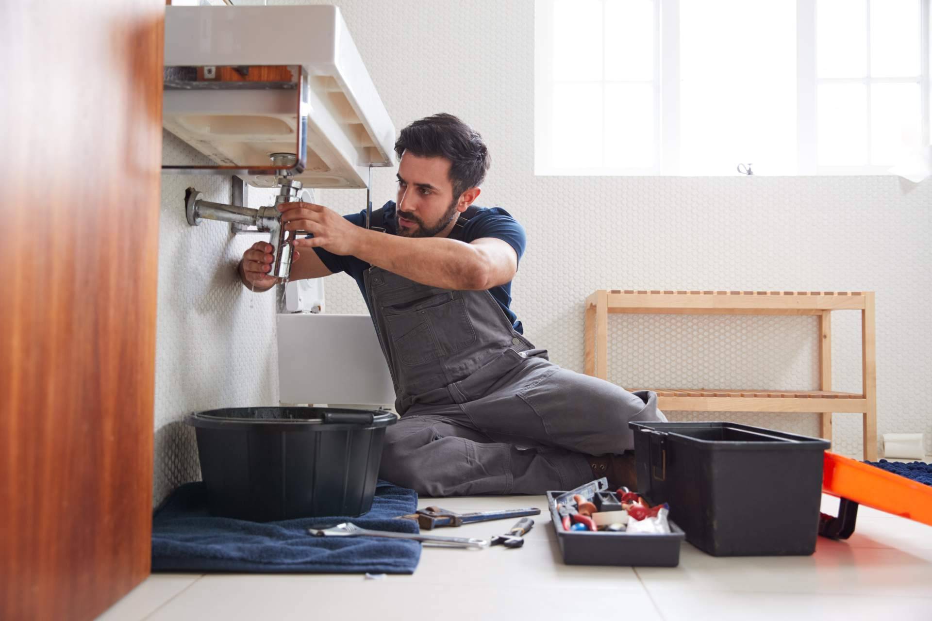 En Benidorm y Marbella, Repairs4You ofrece su servicio de fontaneros de urgencia