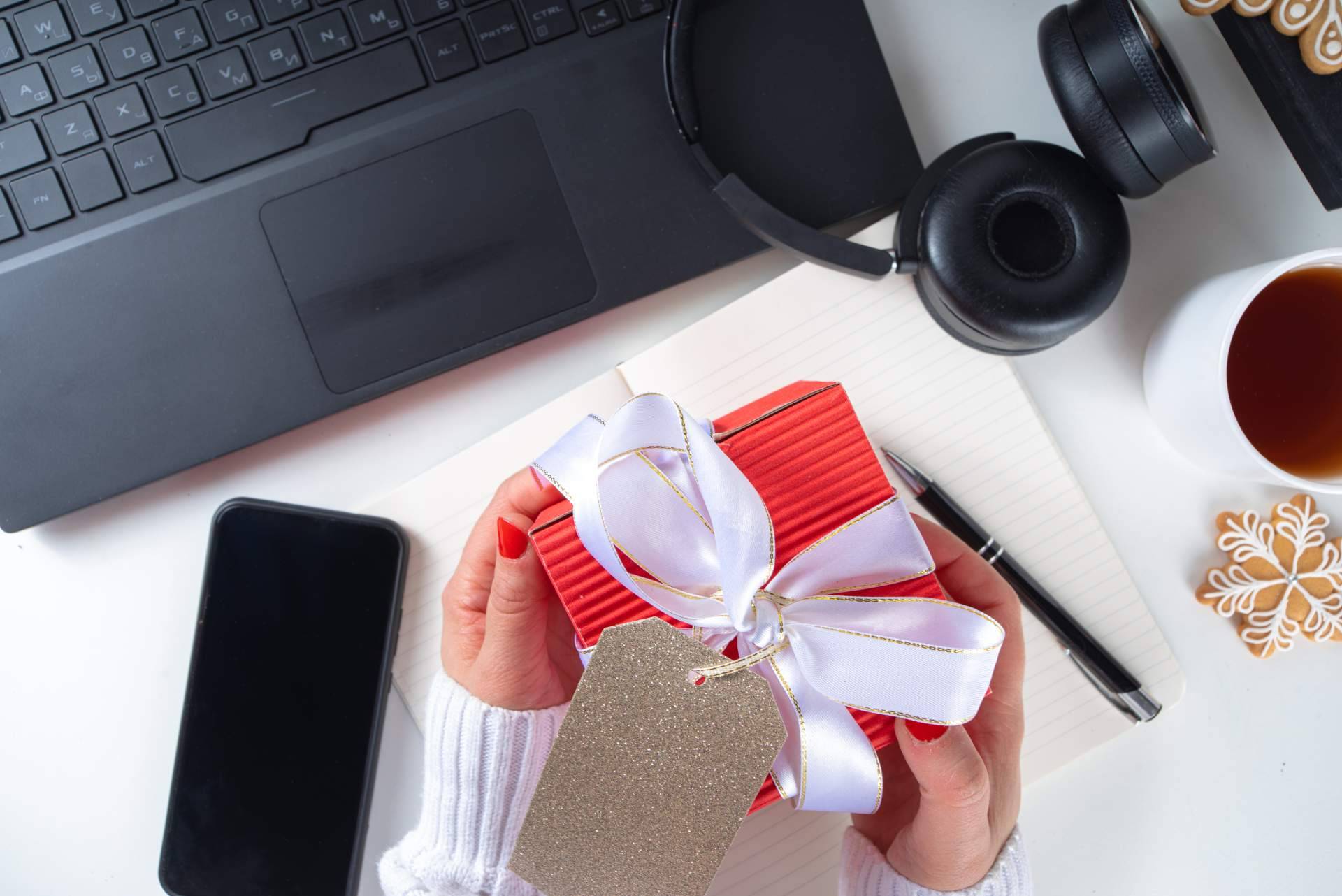 ¿Por qué es importante entregar regalos corporativos en un negocio?, por Carandre