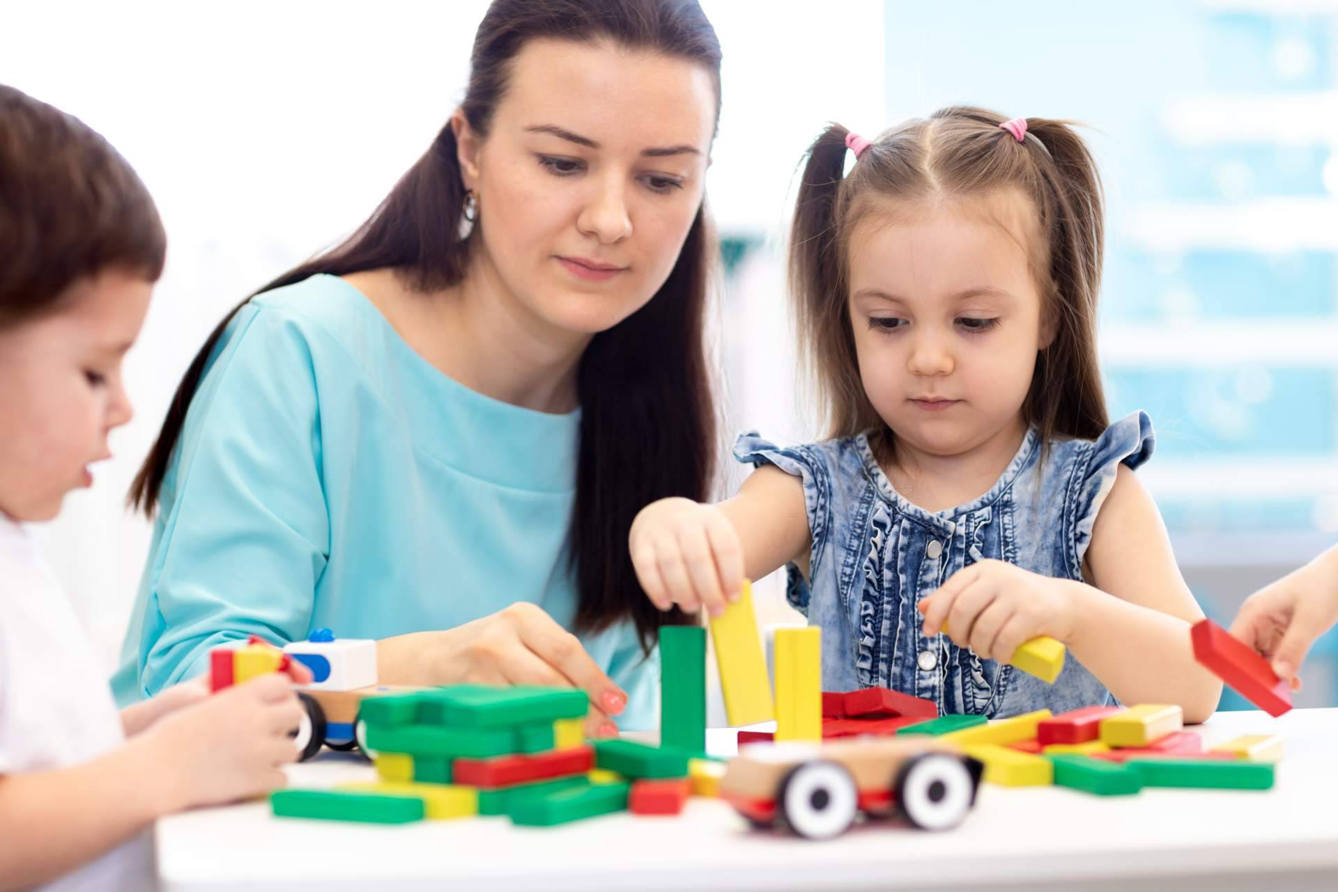 Servicio de cuidado de niños a domicilio en Madrid con Noviser