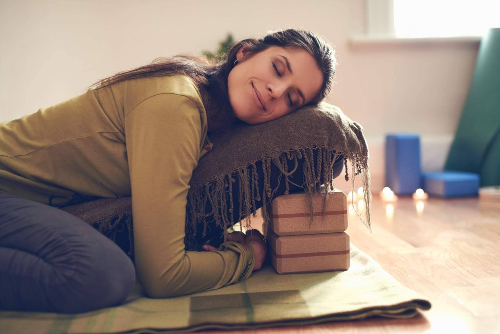 ¿Cuáles son los beneficios del yoga terapéutico?, con Shakandi