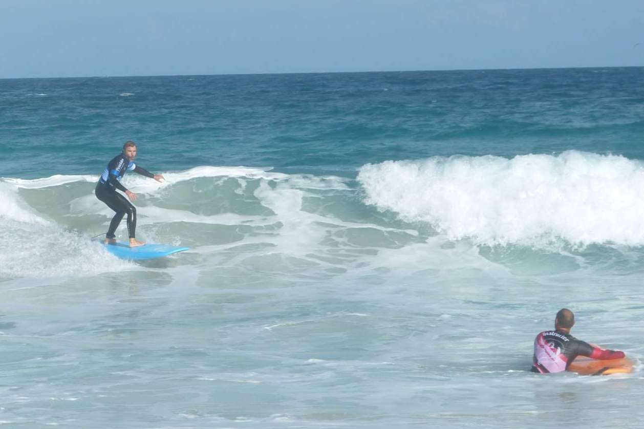 La importancia de aprender a surfear en una escuela, por Poseidón Surf Academy