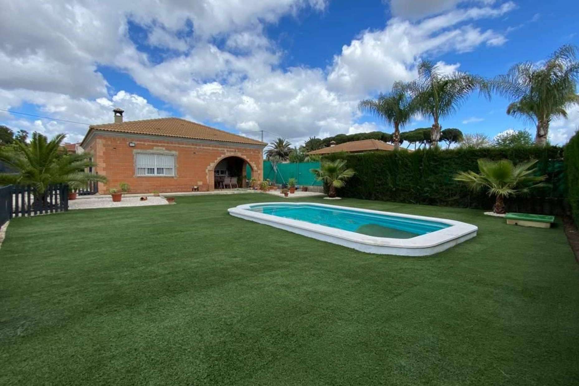 Una tendencia de mercado en alza para la instalación de jardines, residenciales y actividades de ocio es el césped reciclado de fútbol