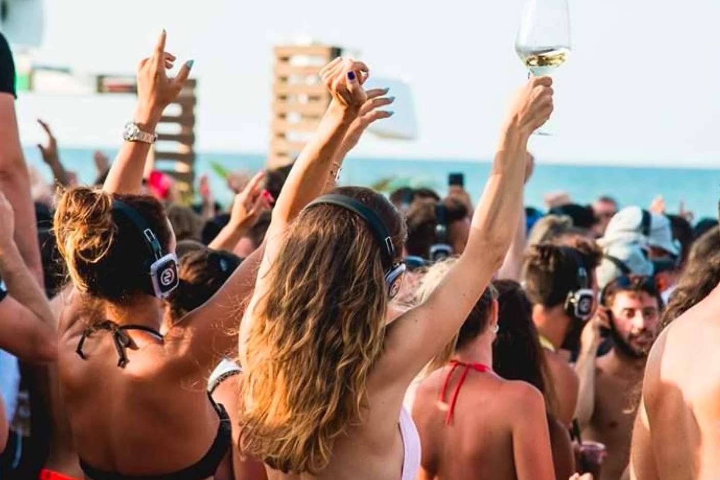 3 escenarios, 10 artistas con música, artes visuales y gastronomía en la fiesta de San Juan, Mega Silent Disco Gavá Playa