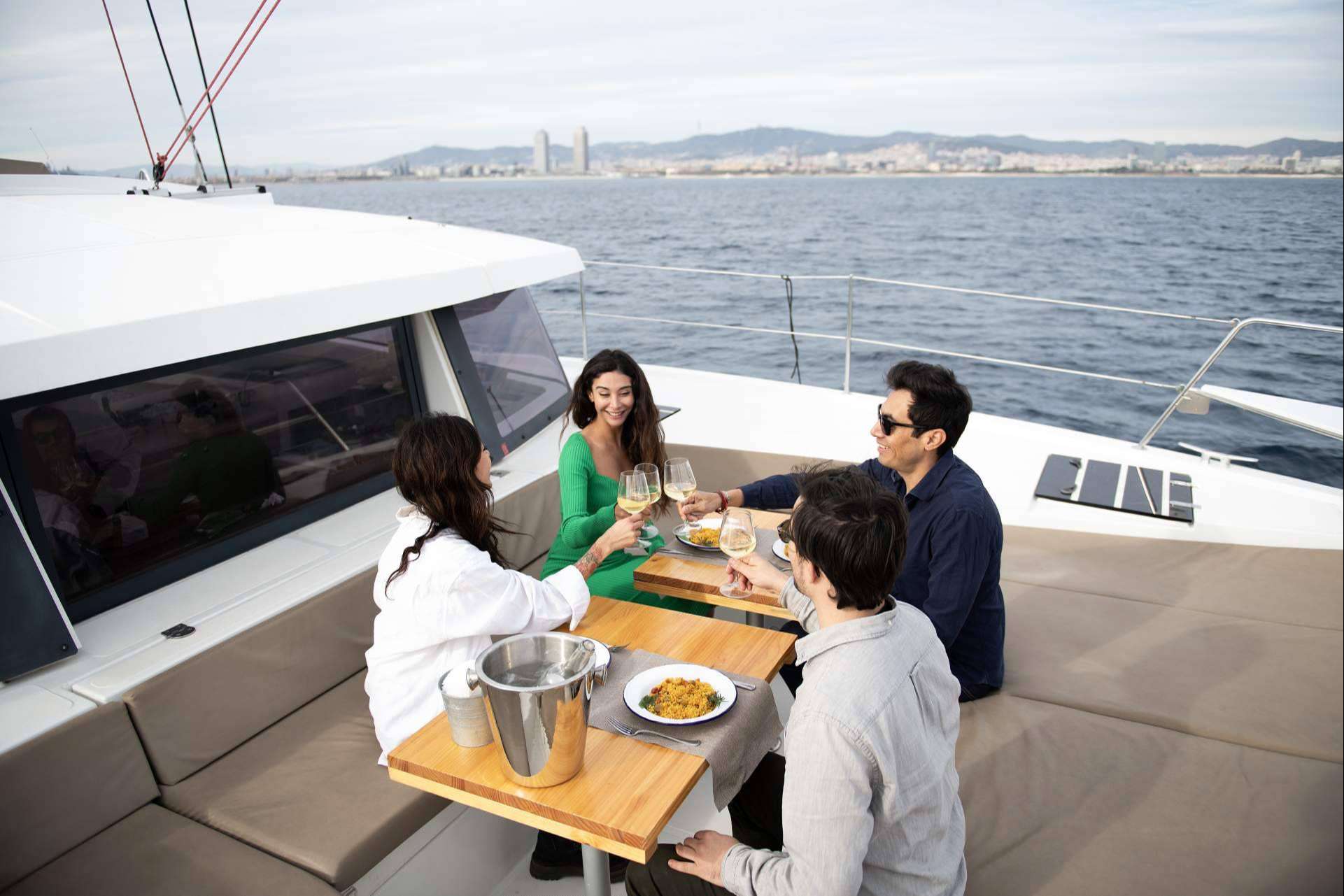 Sondevela, la experiencia de disfrutar de la comida española más popular a bordo de un barco en la costa de Barcelona