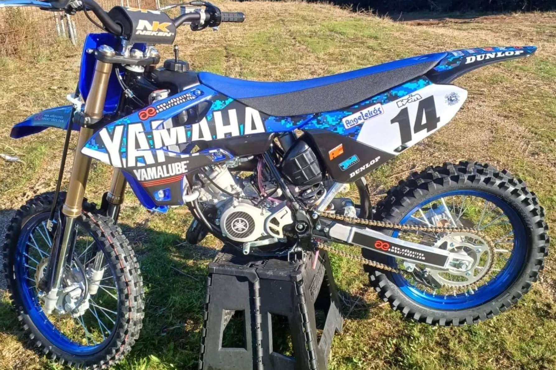 Plásticos y adhesivos para motos off-road, con ADHESIVOSEMBARRADOS