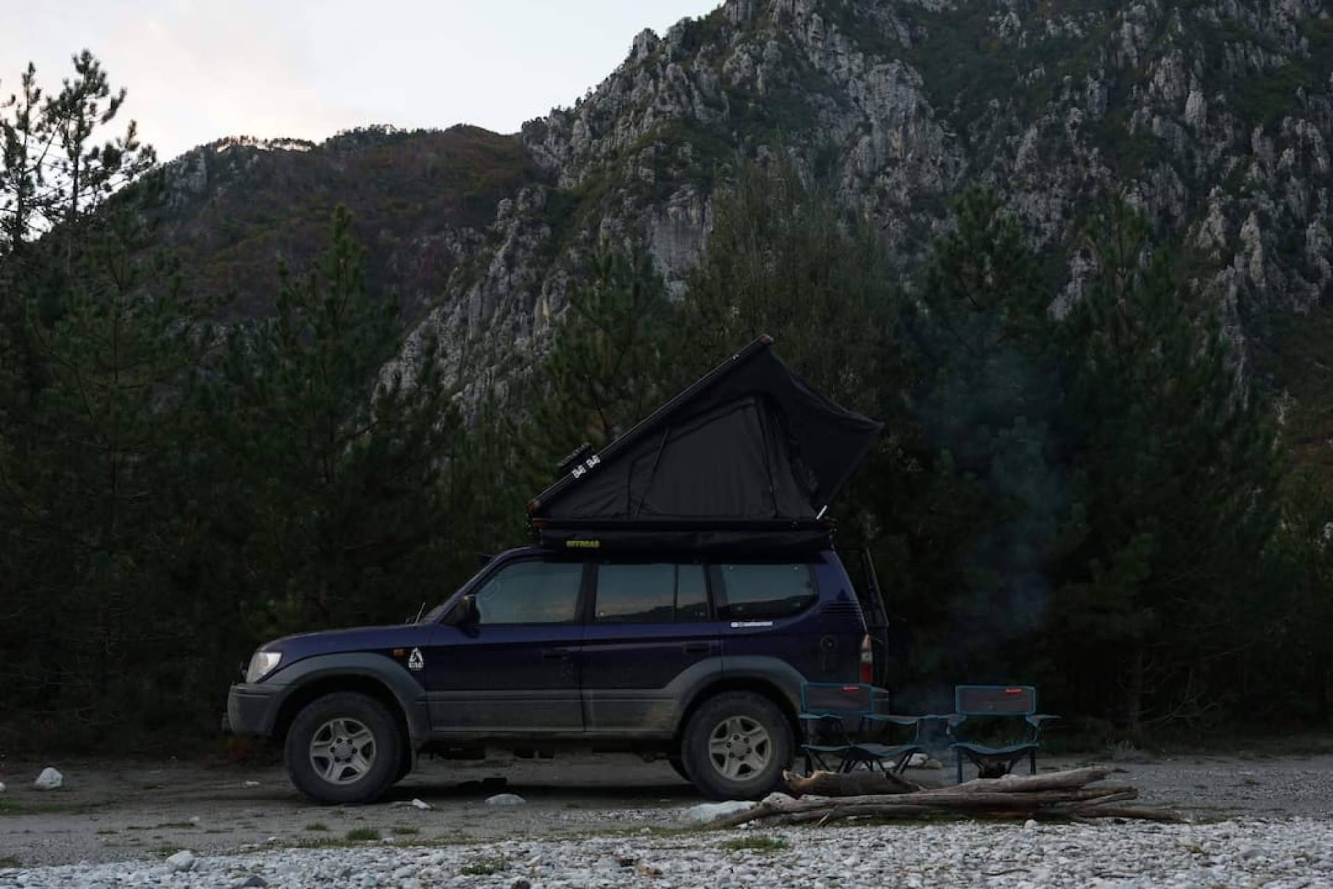 Una forma económica de camperizar cualquier tipo de vehículo, las tiendas de techo para coche