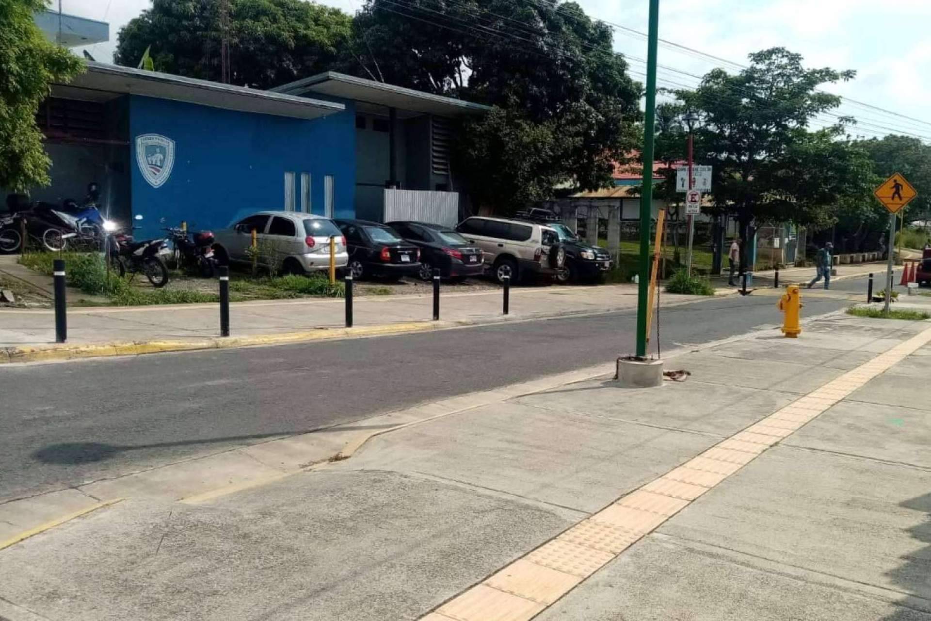 Pilonas reflectante de plástico reciclado en Costa Rica, con Abadecom