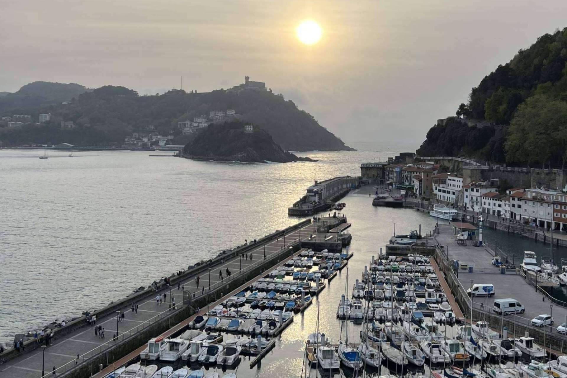 Recorrer la costa de San Sebastián en el catamarán Ciudad de San Sebastián