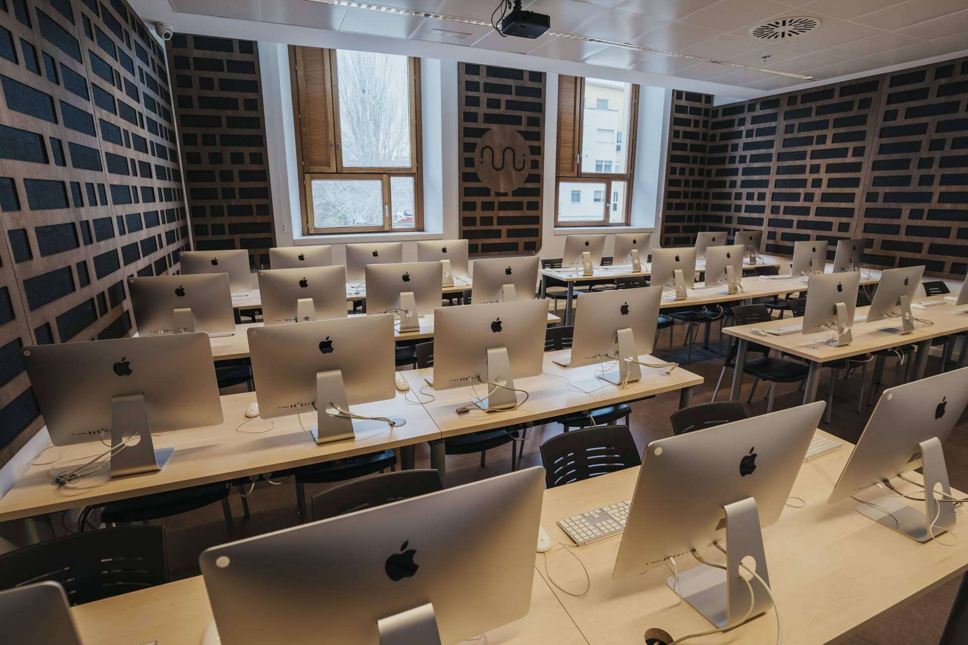 Especializarse en producción musical de la mano de profesores con trayectoria e increíbles instalaciones en Eumes