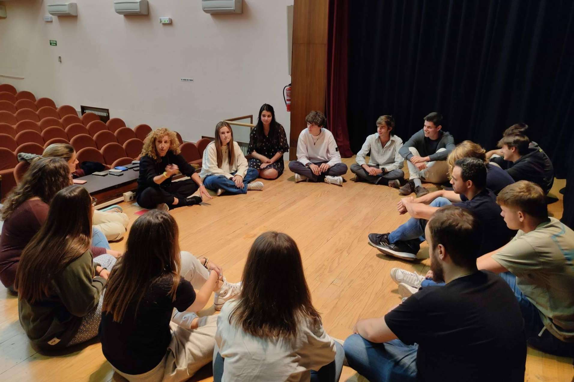 Explorar temas relevantes y reflexionar sobre la sociedad y la cultura con el teatro universitario