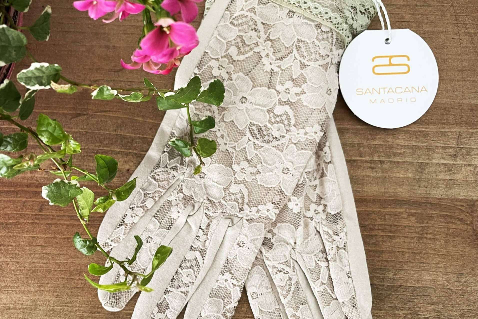Santacana, el arte de la elegancia en guantes largos para acudir a diferentes tipos de eventos especiales