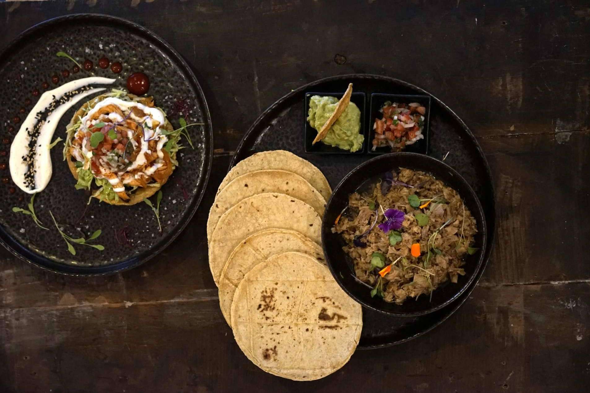 Probar platos típicos en la antojería mexicana Hijo del Maíz
