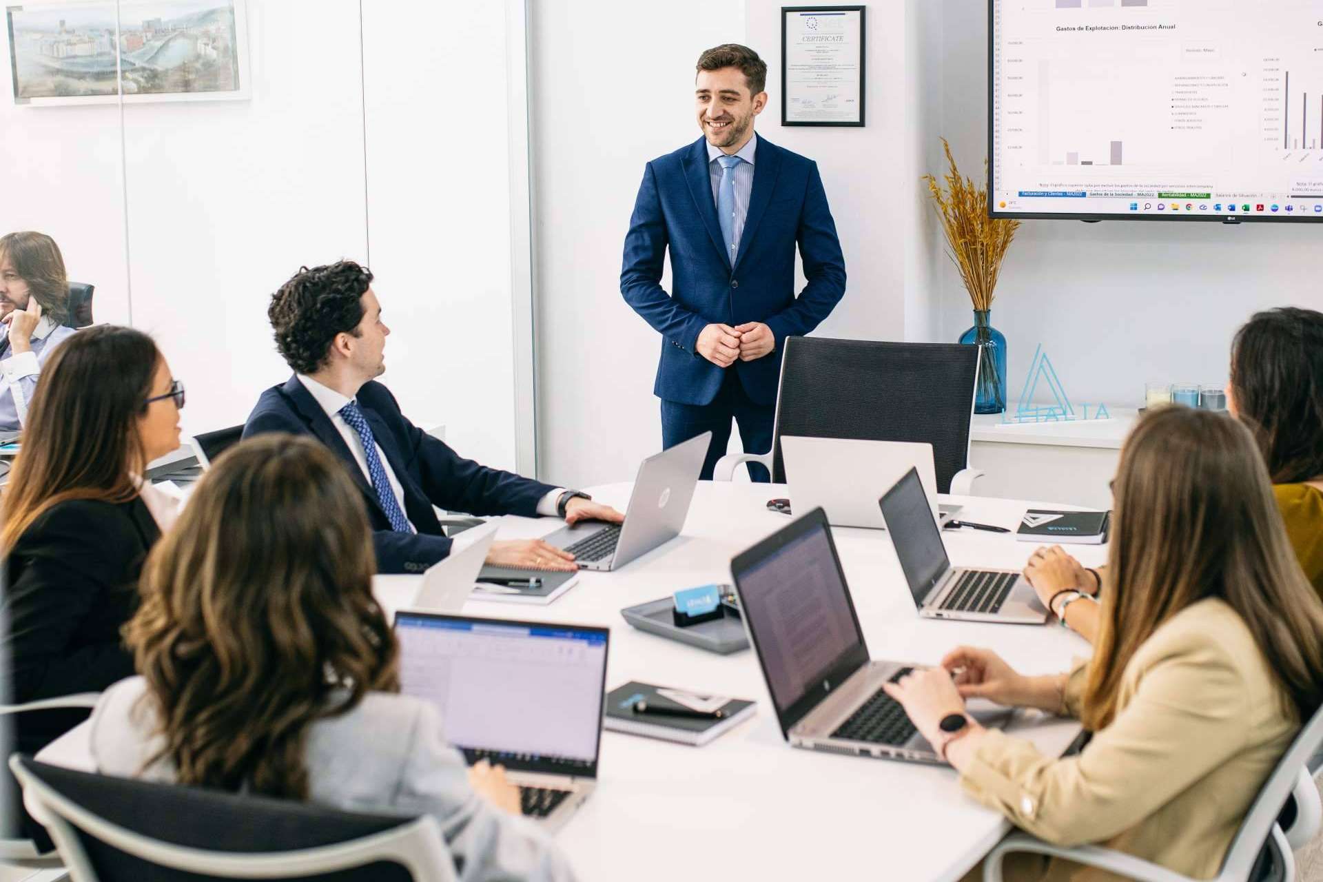 LEIALTA, una empresa especializada en soluciones empresariales y servicios de holding empresarial