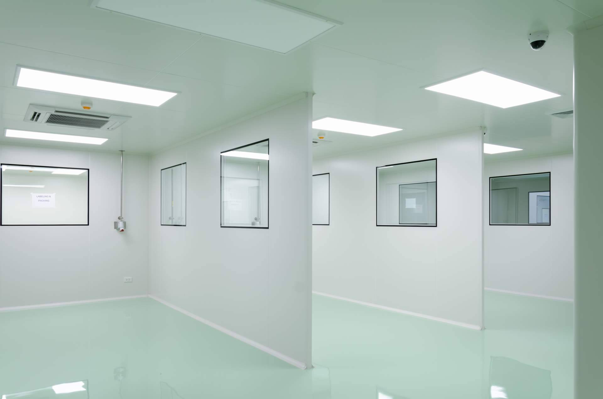 La importancia de las salas blancas en el sector farmacológico para minimizar la generación de partículas y contaminantes