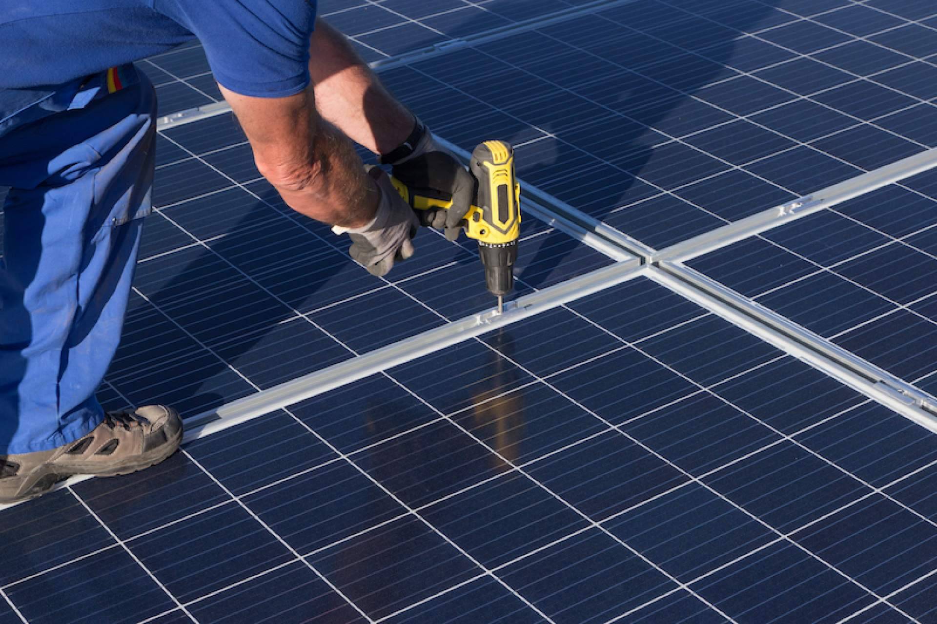 Una opción para incentivar el ahorro eléctrico y frenar el cambio climático es la instalación de placas solares
