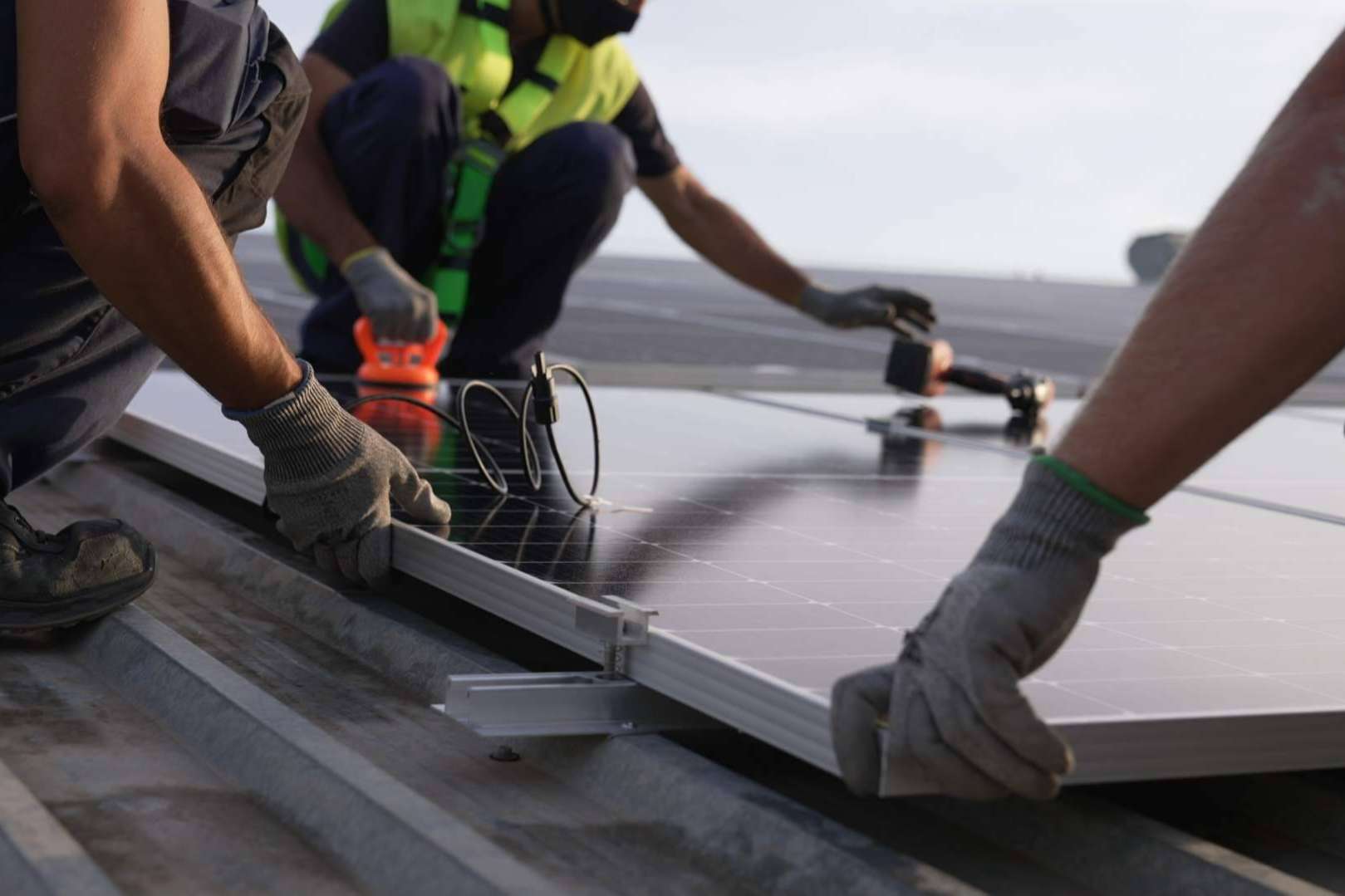 Subvenciones para placas solares, aerotermia y puntos de recarga en Murcia y Alicante, con Ingeniería Aplicada