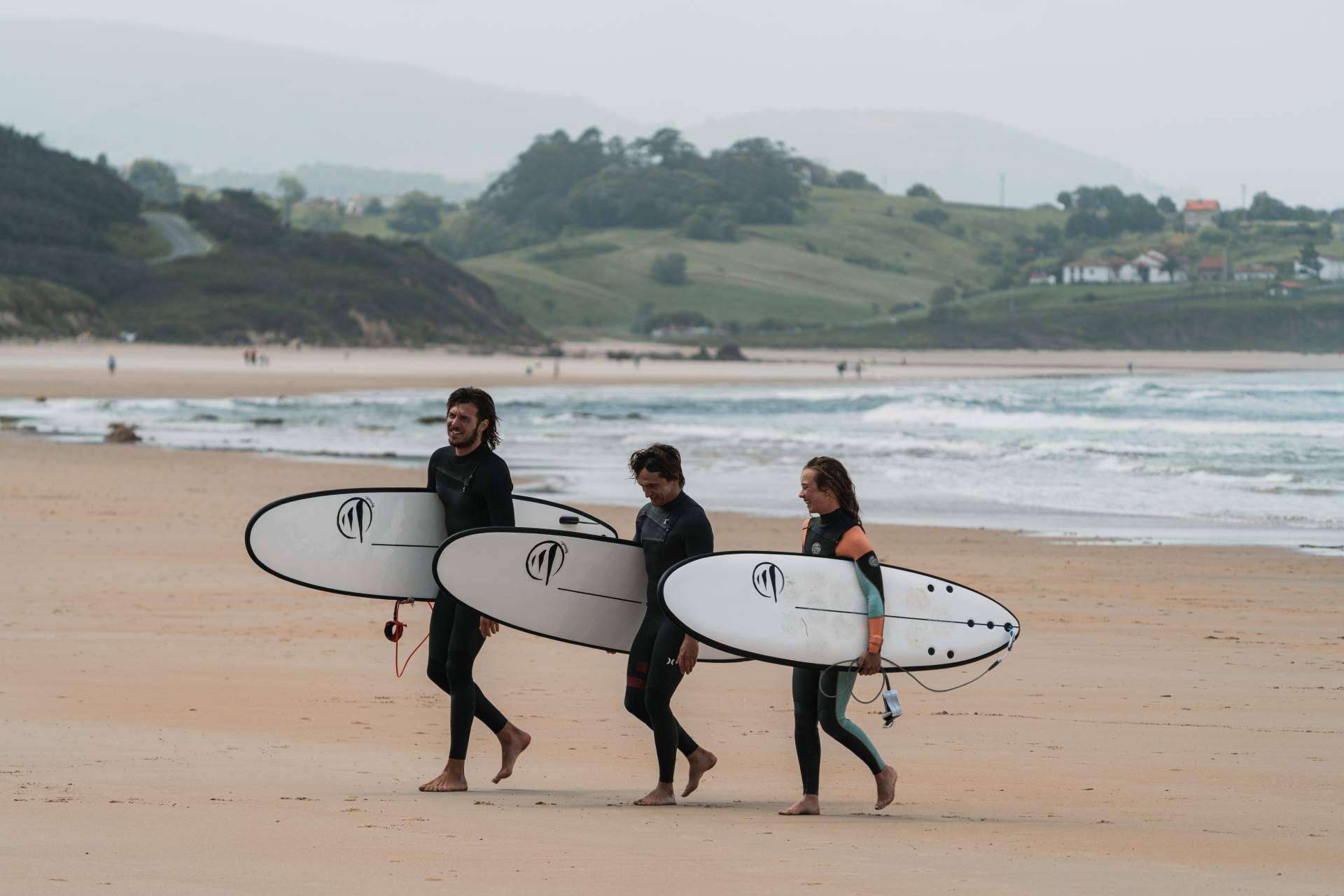 Flysurf Boards recomienda las 5 mejores playas de España para aprender a surfear