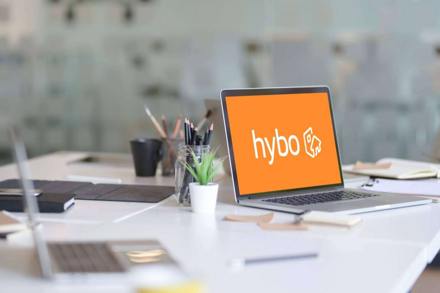 ¿De qué manera el gestor Hybo contribuye al ahorro de costos en las empresas?