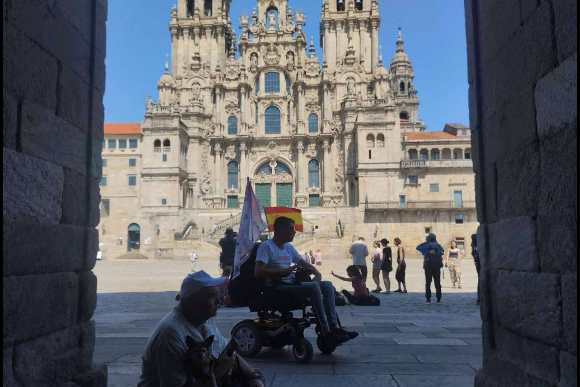 La Fundación Disgrup reivindica el cumplimiento de los derechos de las personas con discapacidad en España con su llegada al final del Camino de Santiago en sillas de ruedas