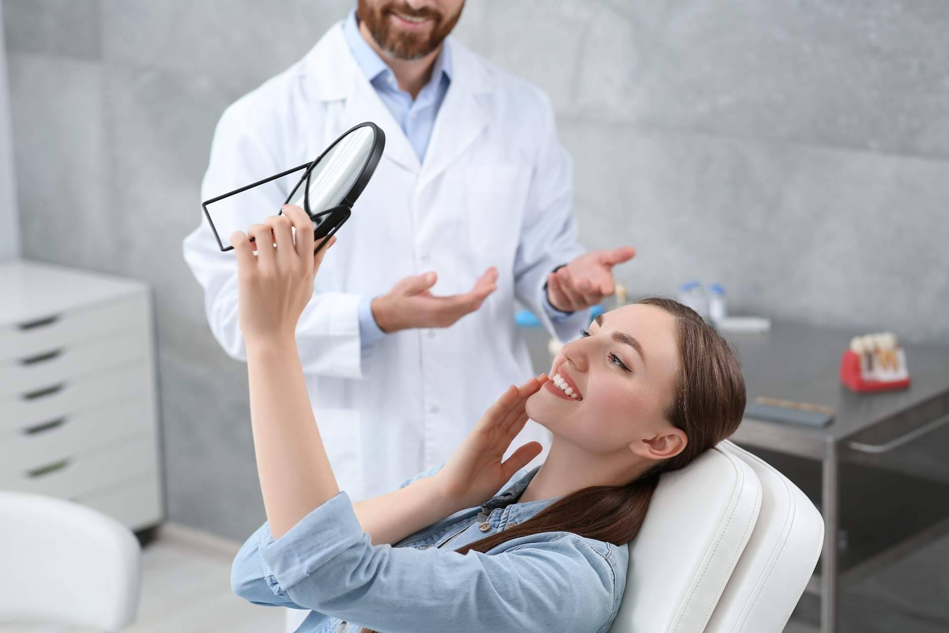 En verano, el aumento en el consumo de azúcares y la falta de cuidado en la higiene oral representan riesgos para la salud bucodental