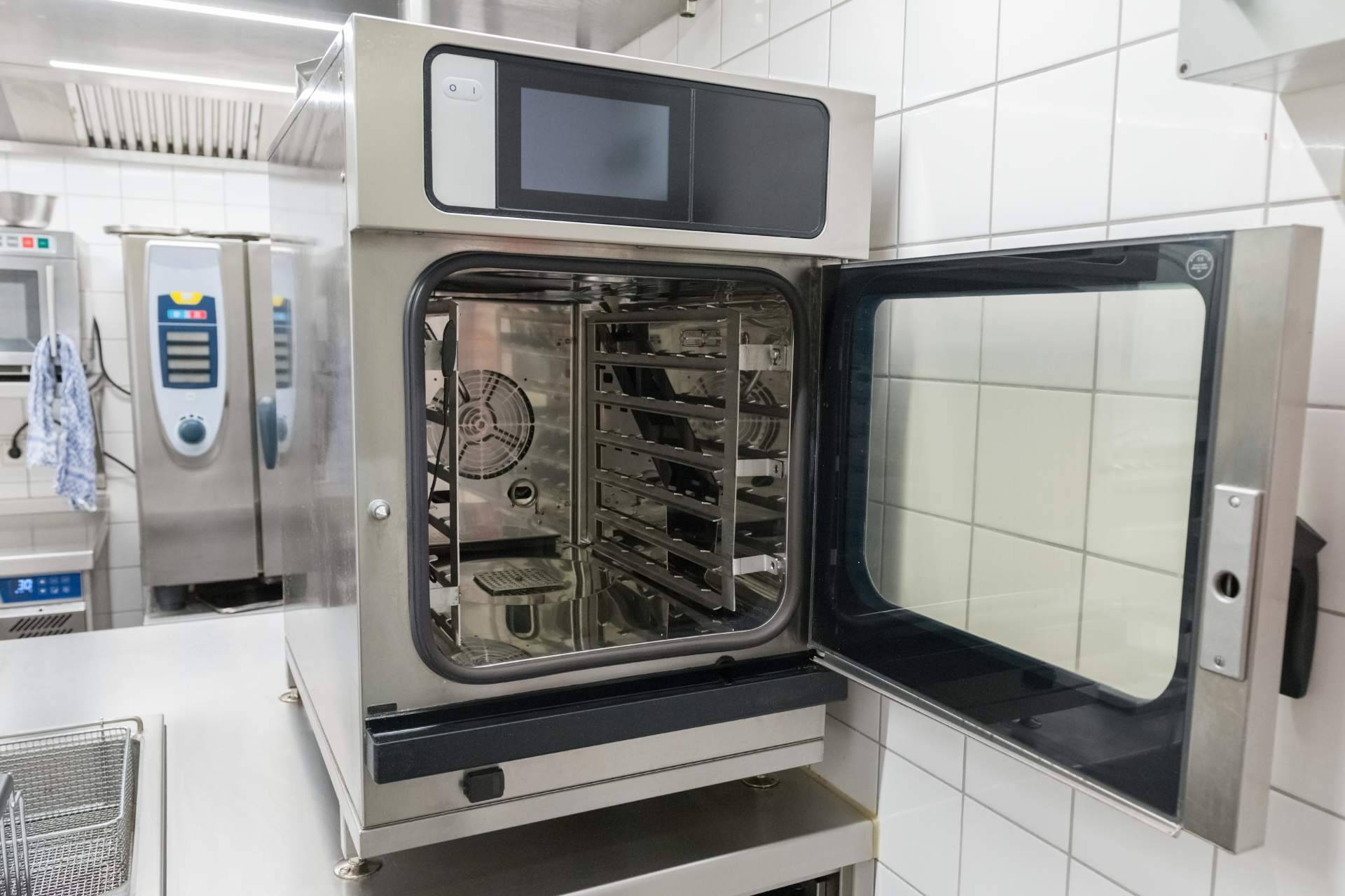 La importancia de equipar una cocina profesional con un horno industrial