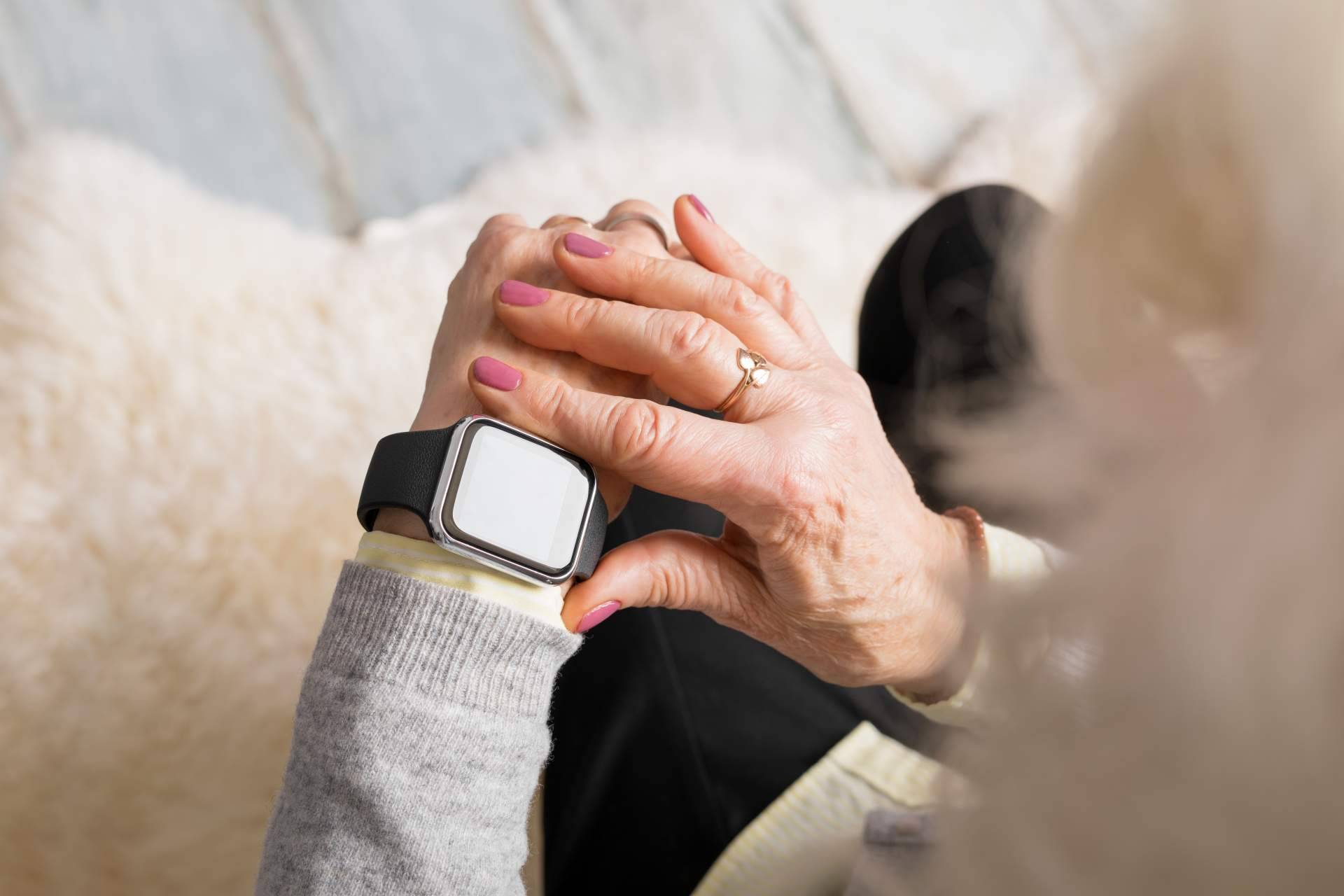 El reloj GPS de Neki, un aliado para los familiares de mayores con Alzheimer