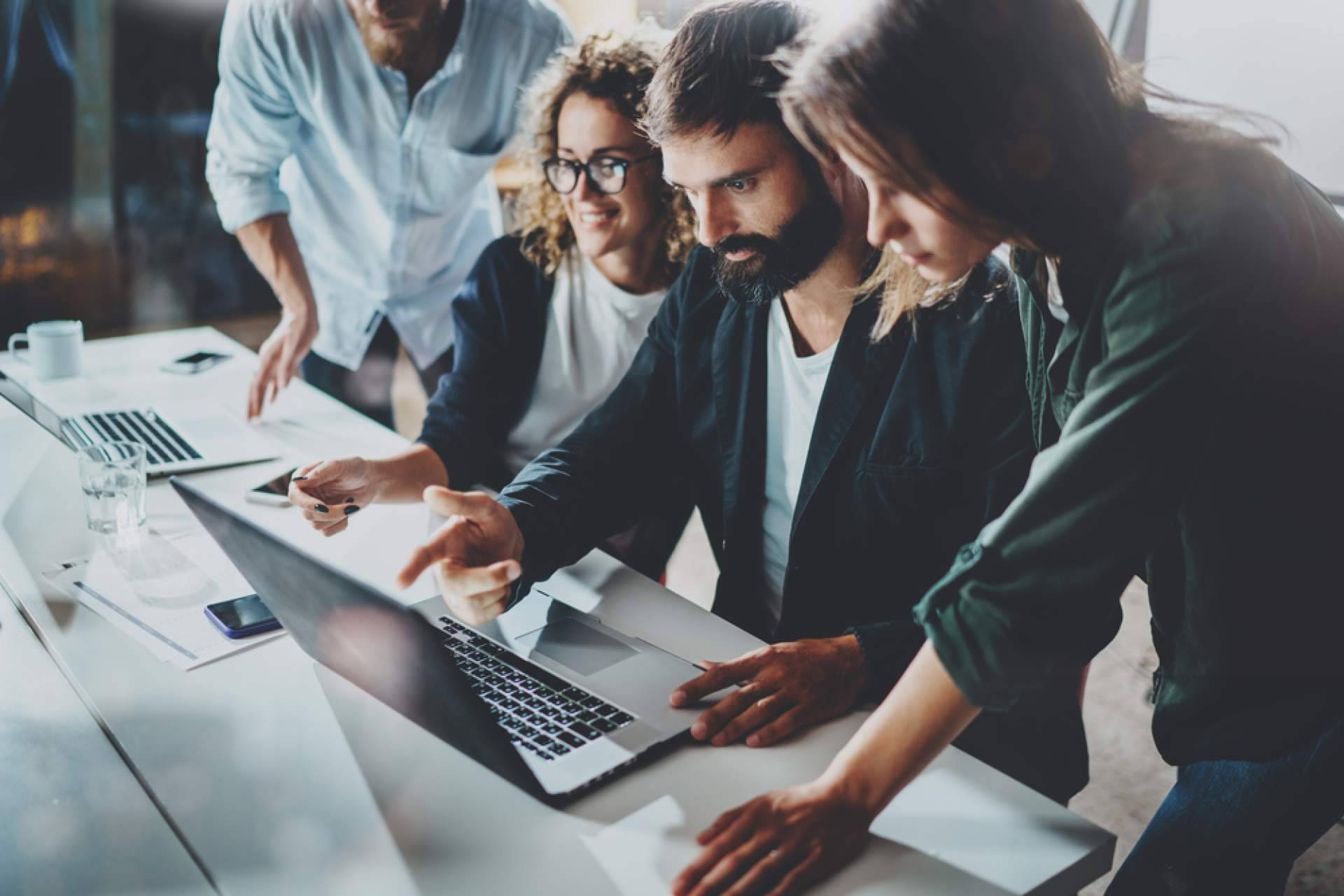 Ventajas de llevar a cabo marketing de influencers para negocios pequeños, con Brandarmies