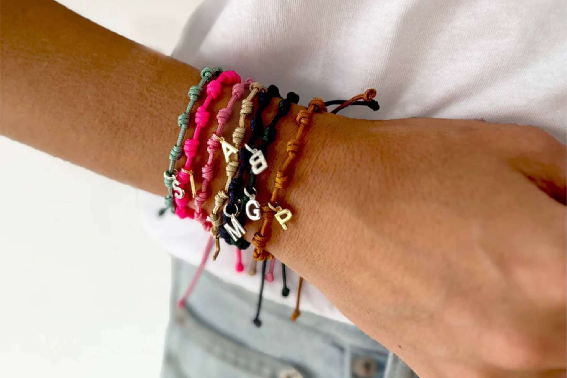 Las pulseras con iniciales de Anitials, un regalo significativo para alguien especial