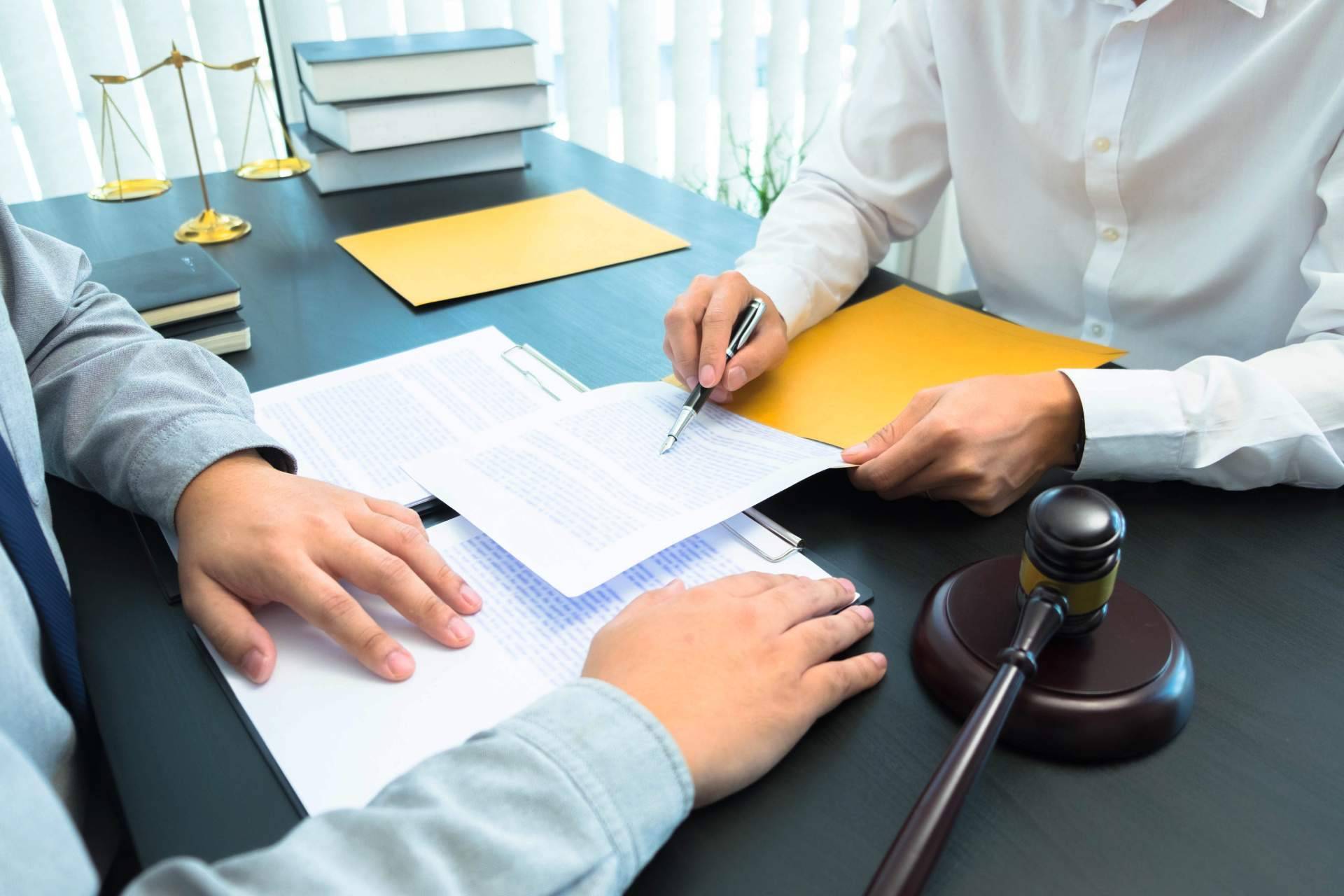 En casos de acoso laboral, contar con la defensa de abogados, con Català Reinón Abogados