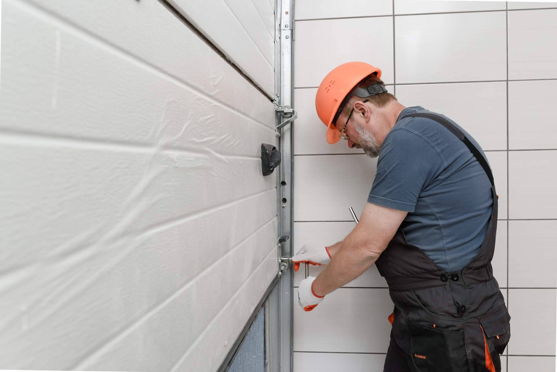 ¿Dónde encontrar soluciones personalizadas para el mantenimiento y actualización de puertas de garaje? Segova