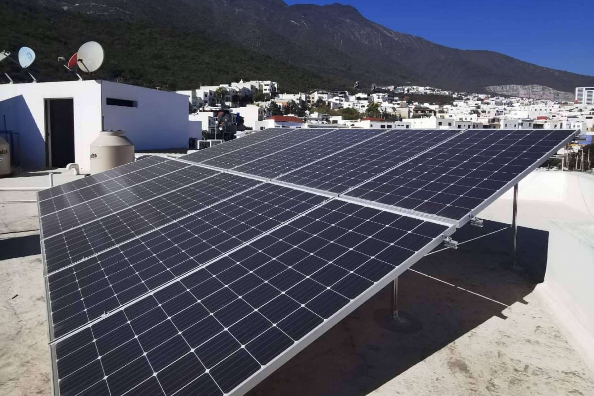 La forma de obtener paneles solares sin invertir un peso