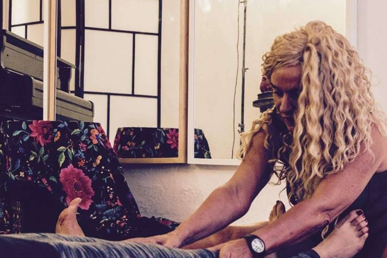 Sesiones individuales de terapia a partir de la meditación, el movimiento y la voz, en un entorno idílico u online de la mano de Empara Rosselló