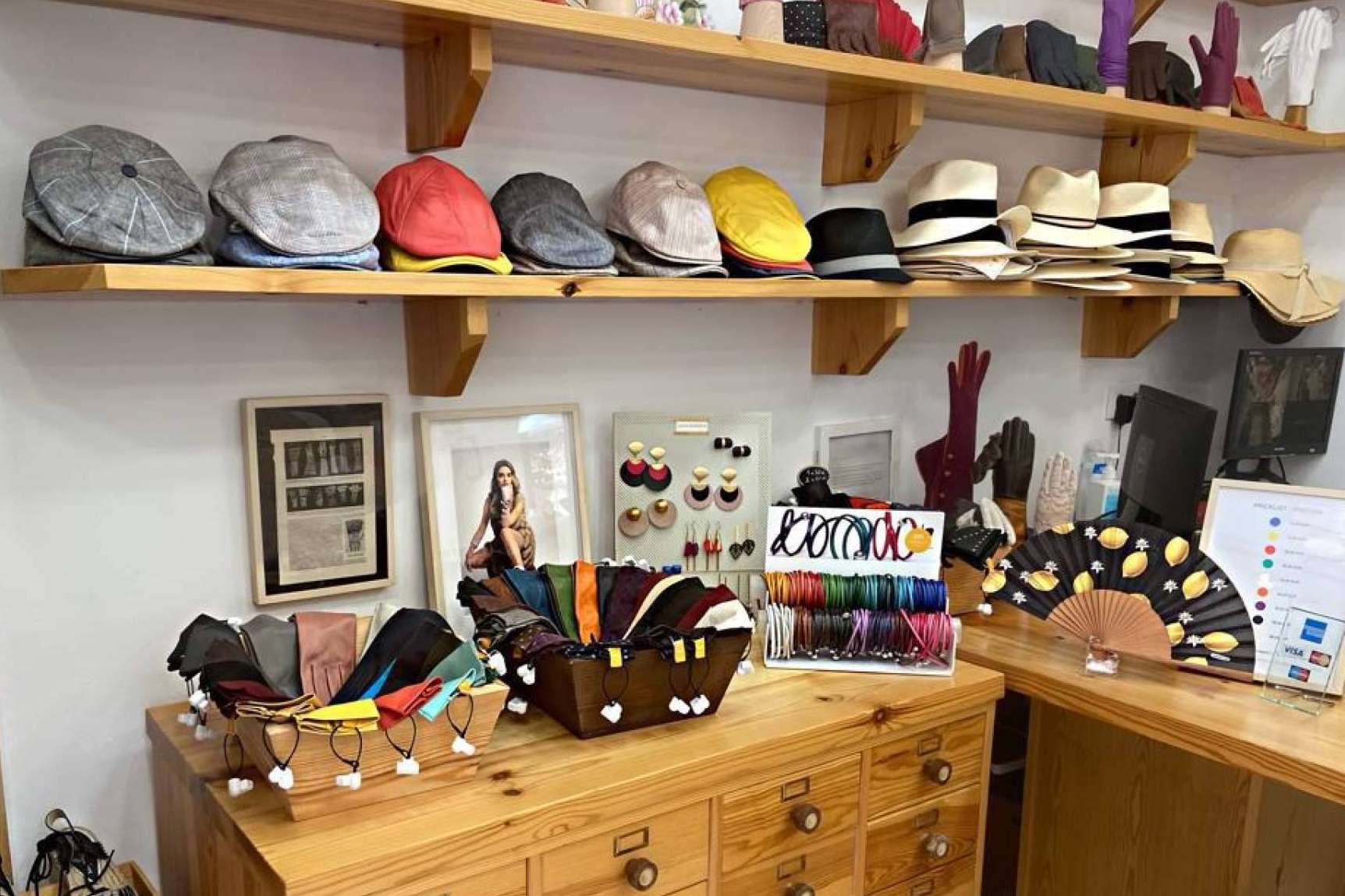 Estilo y elegancia con los sombreros de Santacana