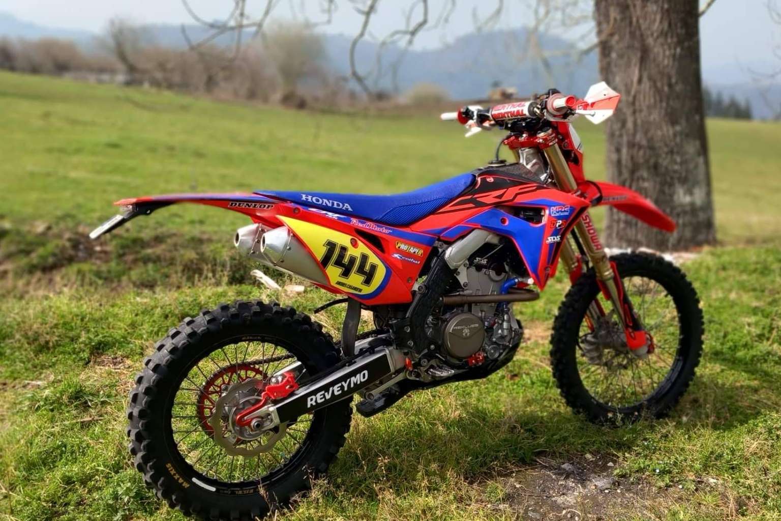 Los adhesivos personalizados para motos de motocross de ADHESIVOSEMBARRADOS