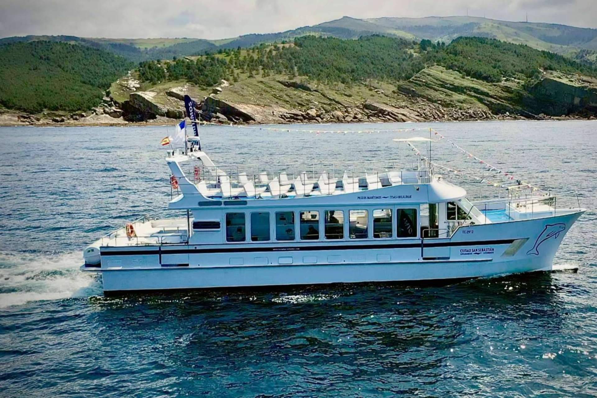 Realizar excursiones por la costa cantábrica a bordo del catamarán 'Ciudad San Sebastián'